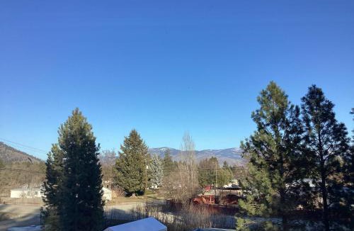 Kootenay Boundary House | The Cozy Nook