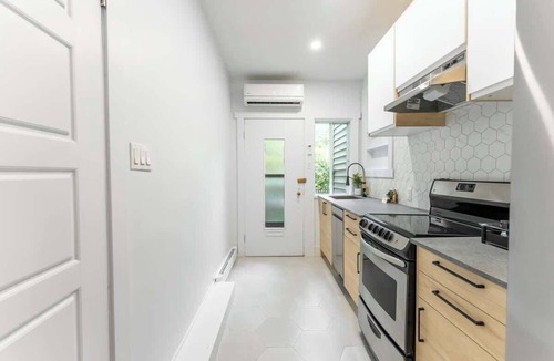Youville Apartment | The Crémazie Modern Studio Steps to Metro