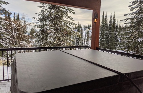 Silver Star Mountain Ski Chalet | The "Eh" Frame at SilverStar- Sleeps 5 with Private Hot Tub