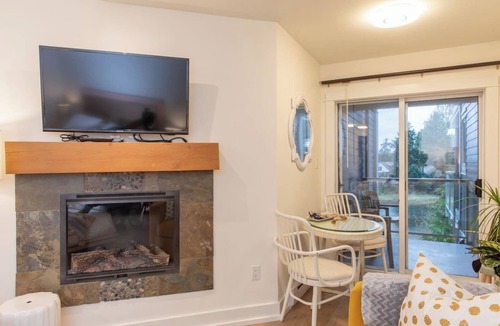 Regional District of Nanaimo Apartment | The Flamingo Oceanfront Condo B