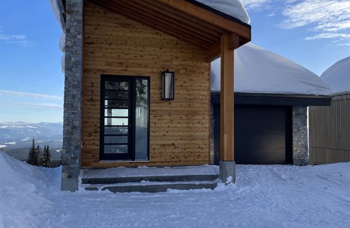 Big White Ski Resort Ski Chalet | The Four Roaring Cubs Chalet