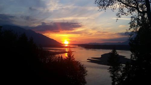 Deroche Bed & Breakfast | The Fraser River's Edge B&B Lodge
