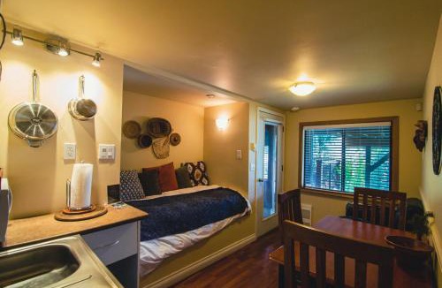 Deroche Bed & Breakfast | The Fraser River's Edge B&B Lodge