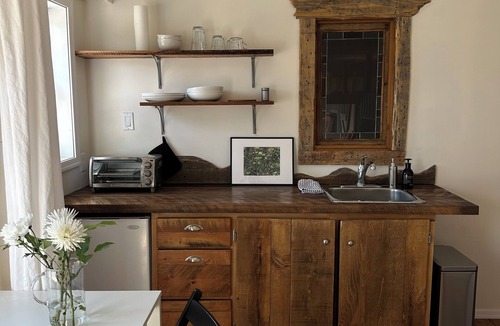 Quesnel Cottage | The Garden Suite