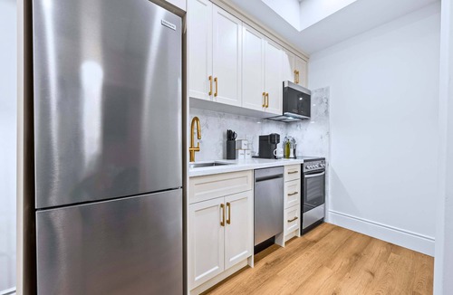 Riverdale Apartment | The Gerrard | Brand New Group Basement CN Tower Base