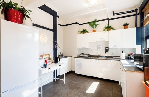 Downtown Vancouver Hotel | The Guesthouse Vancouver Downtown