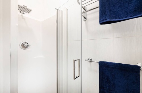 Downtown Vancouver Hotel | The Guesthouse Vancouver Downtown
