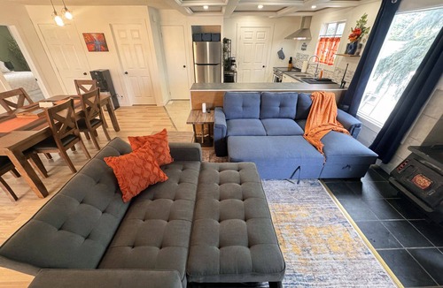 Hinton House | The Hidden Gem - Large Patio, Fire Pit & Outdoor Seating + King & Queen Beds