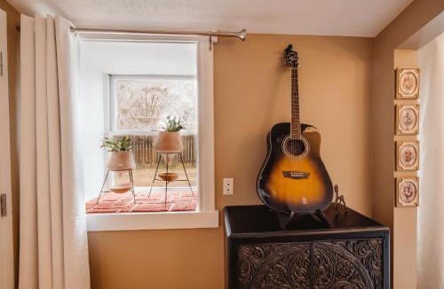 Drumheller Apartment | The Hidden Hollow Suite - Downtown