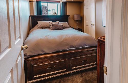 Drumheller Apartment | The Hidden Hollow Suite - Downtown