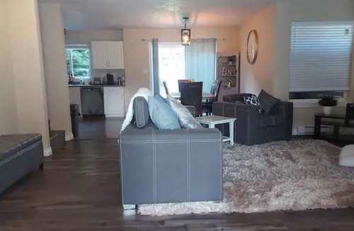 North Cowichan House | The Hilton House - Bright sunny, 3 bedroom home.