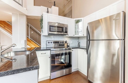 Inner Harbour Apartment | The Ivy - Beautiful suite in the Heart of Downtown * Walk Score 98/100!