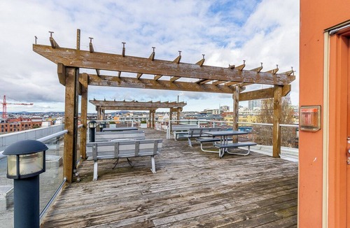 Inner Harbour Apartment | The Ivy - Beautiful suite in the Heart of Downtown * Walk Score 98/100!