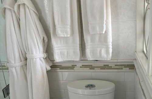Grandview-Woodland House | The Ivy On Parker Guest House