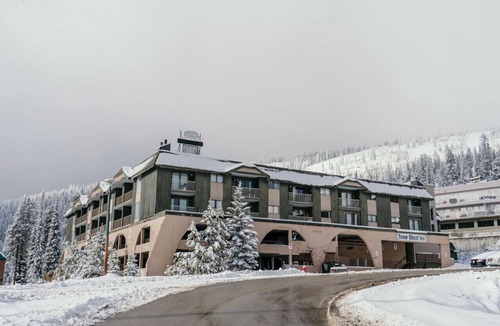Beaverdell Apartment | The Lifty | Ski-In Ski-Out Studio + Pool & Gym