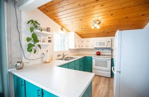 East Hants House | The Lily Pad - Charming Lakefront w/Hot tub