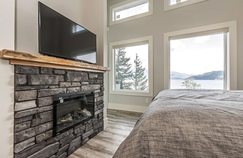 Harrison Hot Springs Cabin | "The Lodge on Harrison Lake" Suite #2