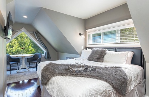 Shawnigan Lake Bed & Breakfast | "The Loft Suite".