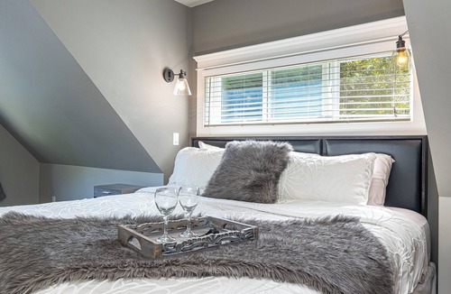 Shawnigan Lake Bed & Breakfast | "The Loft Suite".