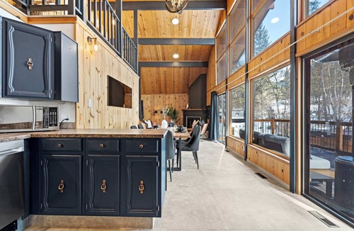 East Kootenay Cabin | The Matterhorn | Hot Tub | Mountain Views | BBQ |