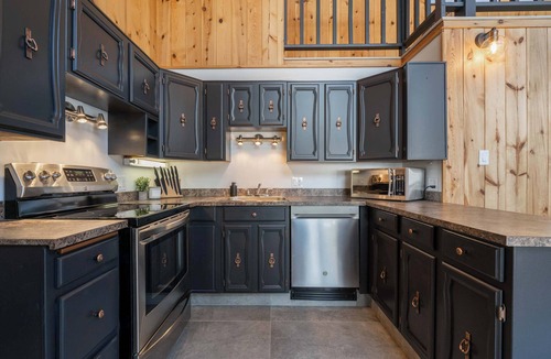 East Kootenay Cabin | The Matterhorn | Hot Tub | Mountain Views | BBQ |