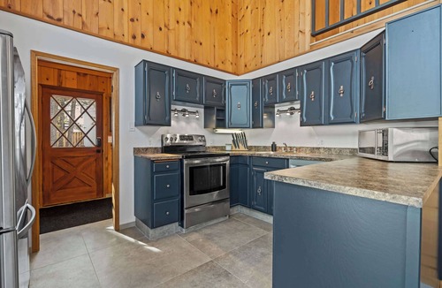 East Kootenay Cabin | The Matterhorn | Hot Tub | Mountain Views | BBQ |