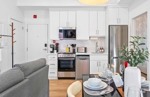 Grange Park Hotel | The McCaul | Spacious Suite Near Chinatown
