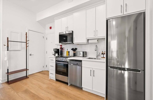 Grange Park Hotel | The McCaul | Spacious Suite Near Chinatown