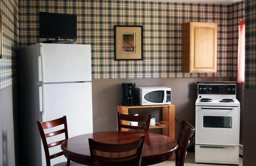 Pleasant Bay Hotel | The Mountain View Motel & Cottages