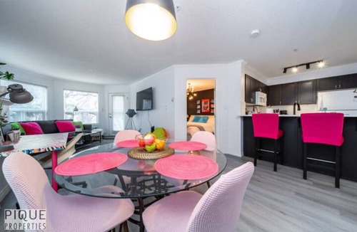Downtown Edmonton Condo | The Neon Palace - KingBed - Fireplace - Netflix - UG Park