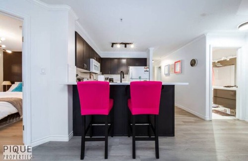 Downtown Edmonton Condo | The Neon Palace - KingBed - Fireplace - Netflix - UG Park