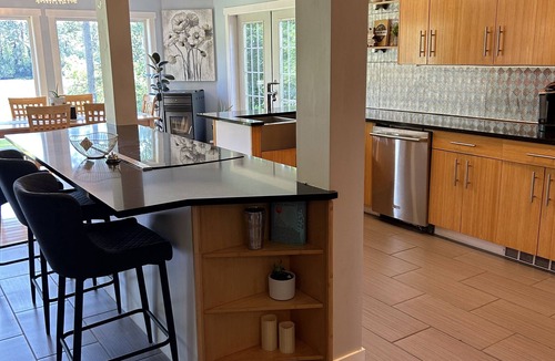 North Saanich House | 🌿 “The Nest” Beautiful Property! Stylish 2 Bedroom Suite. Main Level of Home.