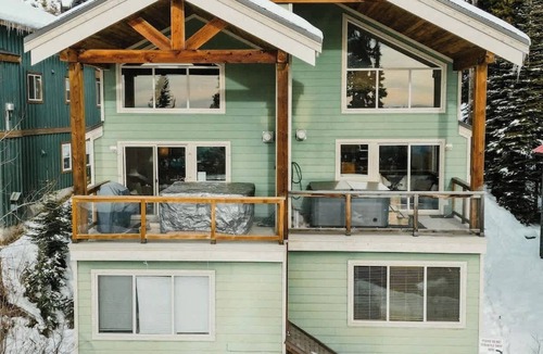 Snow Pine Estates Ski Chalet | The Nest | Big White - year round hot tub & view