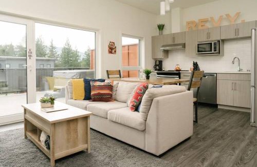 Revelstoke House | The Nest - Condo with Hot Tub & BBQ
