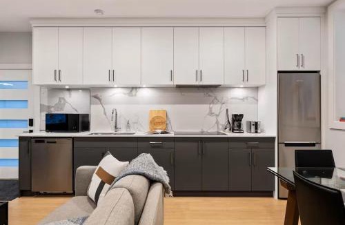 District of North Vancouver Apartment | The North Shore Luxe Suite