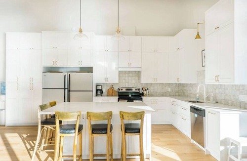 Low Cottage | The Papillon Lakehouse - 1 hour from Ottawa
