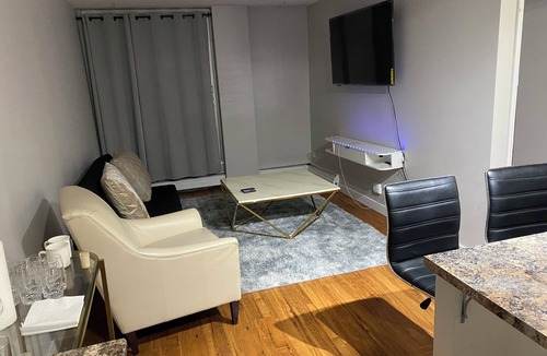 Mount Royal Apartment | The place is cozy on 17 ave sw Calgary Downtown