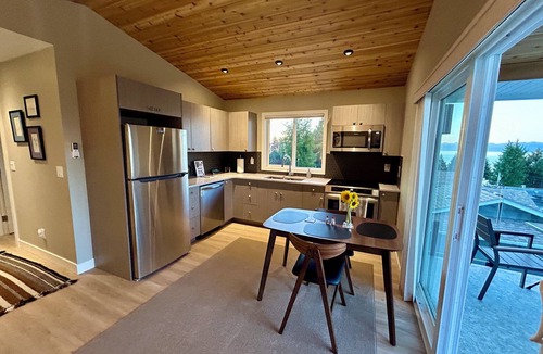 Regional District of Nanaimo Bed & Breakfast | The Raven Haven Loft w/Majestic Views and Nearby Neighbourhood Beaches