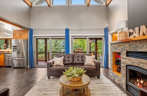 Windermere Cabin | The Reef | Hot Tub | Movie Theatre | Beach Access