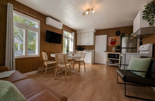 Saint-Tite-des-Caps Ski Chalet | The Refuge between 2 Mountains - Spa, BBQ & Peace!