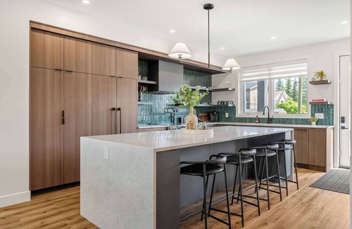 Sylvan Lake House | The Shoreline | Luxury Escape w/Rooftop & Hot Tub