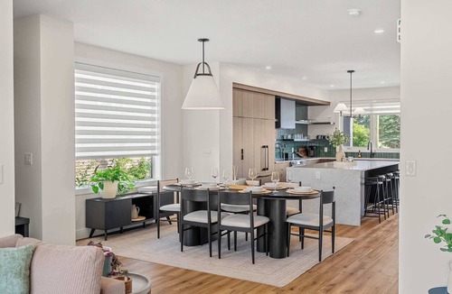 Sylvan Lake House | The Shoreline | Luxury Escape w/Rooftop & Hot Tub