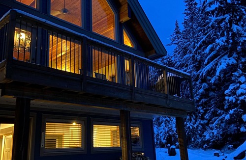 Hemlock Valley House | The Snowshoe House - 3 bed 2 bath cabin + hot tub