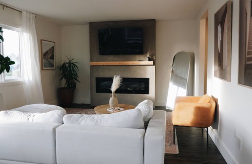 Fort St. John House | The Soleil House Modern 3 Bedroom House + King Size Bed