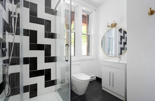Golden Square Mile Apartment | The Suites | Downtown Montreal : Private Entrance