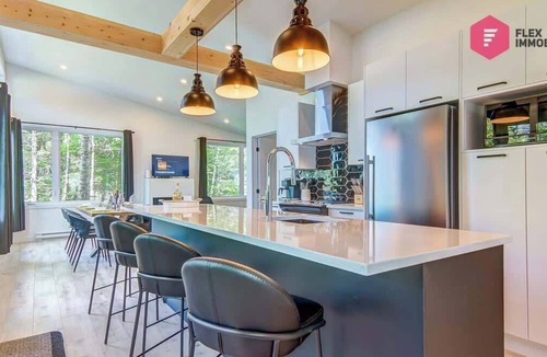 Pont-Rouge House | The Sunny-Haus in Portneuf - Private hot tub, Pool