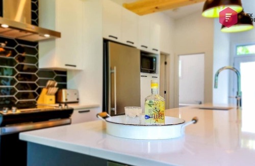 Pont-Rouge House | The Sunny-Haus in Portneuf - Private hot tub, Pool