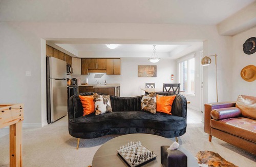 Old Town Historic District House | The Thorold Manor Retreat 6BD | BBQ & Games