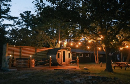 Havelock-Belmont-Methuen Ski Chalet | The Trace at Oak Lake - Chalet #14 Queen Studio