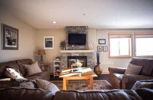Silver Star Mountain House | The Trail House 7BR Sleeps 18 Spacious Retreat